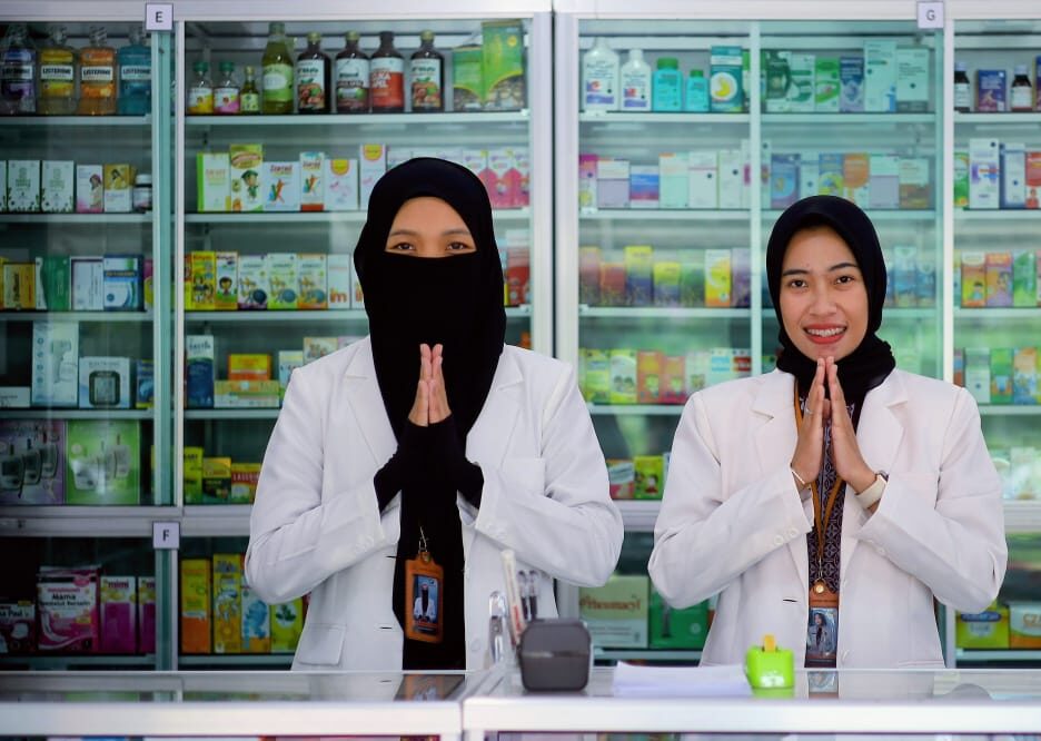 apoteker apotek nisa farma